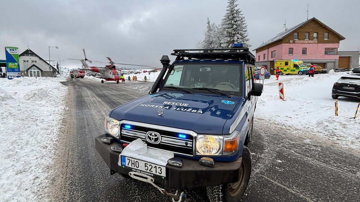 Devatenáctiletý polský lyžař přelétl na Klínovci ochrannou síť a narazil do zdi domu